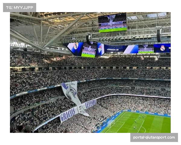 拜仁球迷在伯纳乌看台展示巨幅TIFO,向客队致敬 拜仁球迷在伯纳乌看台展示巨幅TIFO,向客队致敬